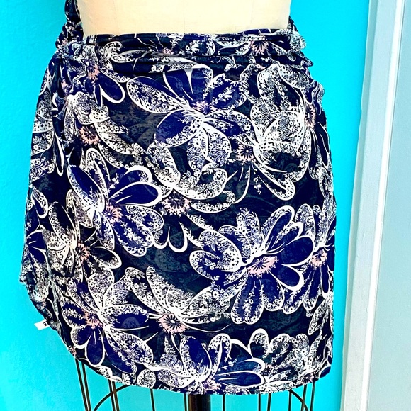 Women's Marc by Marc Jacobs Semi-Sheer Tropical Floral Print Beach Sarong - O/S - Picture 6 of 6